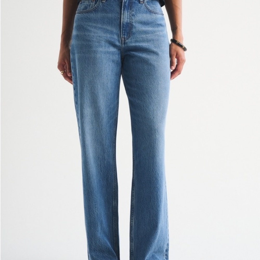 Abercrombie & Fitch Women's Straight Leg Jeans in Medium Blue